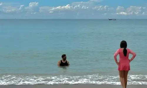 Ziva Dhoni ने पिता के साथ थाईलैंड में समय बिताते हुए बीच डे की तस्वीरें साझा कीं