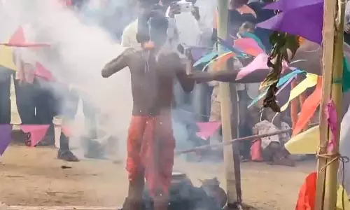 बच्चे ने गर्म दूध को अपने शरीर पर डाला, गोवर्धन पूजा का वीडियो वायरल बच्चे ने गर्म दूध को अपने शरीर पर डाला, गोवर्धन पूजा का वीडियो वायरल