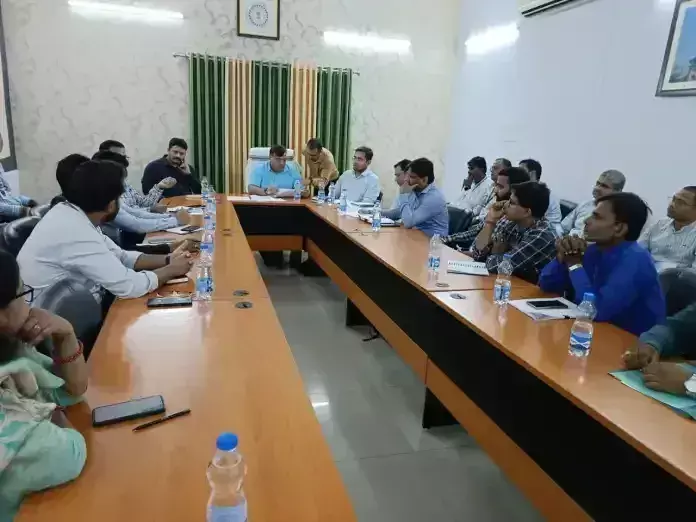 Chaibasa में चुनाव प्रेक्षकों ने की बैठक, दी मतदान संबंधी जानकारी Chaibasa में चुनाव प्रेक्षकों ने की बैठक, दी मतदान संबंधी जानकारी