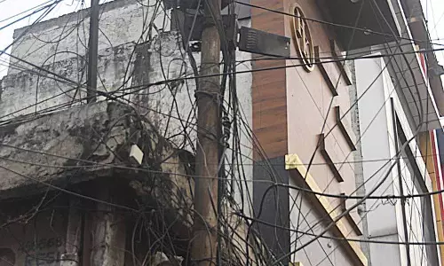 Ludhiana: लटकते ओवरहेड तार निवासियों के लिए खतरा, अधिकारी बेपरवाह