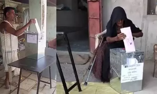 Alwar: होम वोटिंग के द्वितीय चरण के प्रथम दिन 4 वरिष्ठ नागरिकों एवं दिव्यांगजनों ने किया मतदान