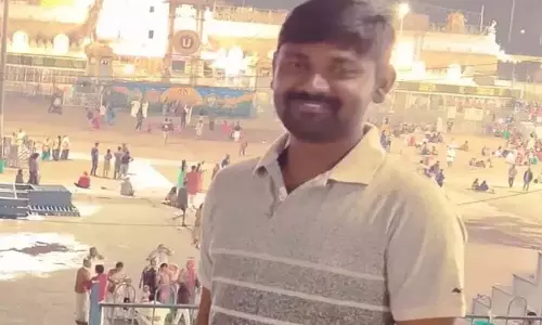 YSRC के सोशल मीडिया कार्यकर्ता को टीजी सीमा पर हिरासत में लिया गया YSRC के सोशल मीडिया कार्यकर्ता को टीजी सीमा पर हिरासत में लिया गया