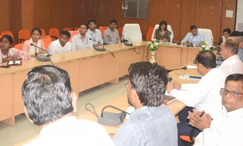Churu: जिला कलेक्टर अभिषेक सुराणा ने ट्रेनी ऑफिसर्स से साझा की जिला प्रशासन की गतिविधियां Churu: जिला कलेक्टर अभिषेक सुराणा ने ट्रेनी ऑफिसर्स से साझा की जिला प्रशासन की गतिविधियां