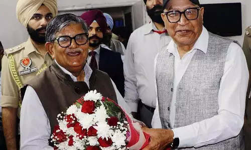 Gurdaspur Diary: राज्यपाल ने रेड क्रॉस निदेशक को सम्मानित किया