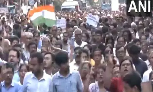 बंगाल: RG Kar बलात्कार और हत्या मामले को लेकर जूनियर डॉक्टरों ने निकाला विरोध मार्च