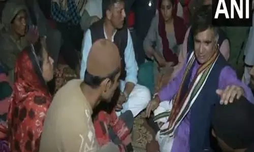 BJP के रविंदर रैना ने आतंकवादियों द्वारा मारे गए ग्राम रक्षकों के परिवारों से मुलाकात की