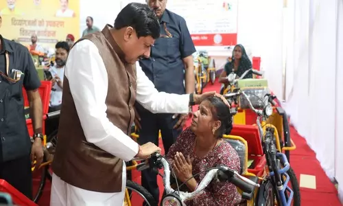 MP: CM Yadav ने इंदौर में दिव्यांगों को मोटराइज्ड ट्राइसाइकिल और लैपटॉप वितरित किए MP: CM Yadav ने इंदौर में दिव्यांगों को मोटराइज्ड ट्राइसाइकिल और लैपटॉप वितरित किए