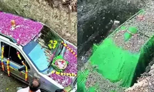 Goodbye.., किसान परिवार ने कार के अंतिम संस्कार में खर्च किए 4 लाख रुपये, देखें वीडियो... Goodbye.., किसान परिवार ने कार के अंतिम संस्कार में खर्च किए 4 लाख रुपये, देखें वीडियो...