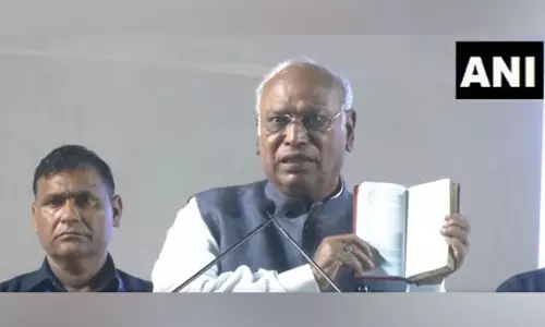 साहब, इसमें सब कुछ लिखा है: मल्लिकार्जुन खड़गे ने PM मोदी की खाली संविधान टिप्पणी का जवाब दिया साहब, इसमें सब कुछ लिखा है: मल्लिकार्जुन खड़गे ने PM मोदी की खाली संविधान टिप्पणी का जवाब दिया