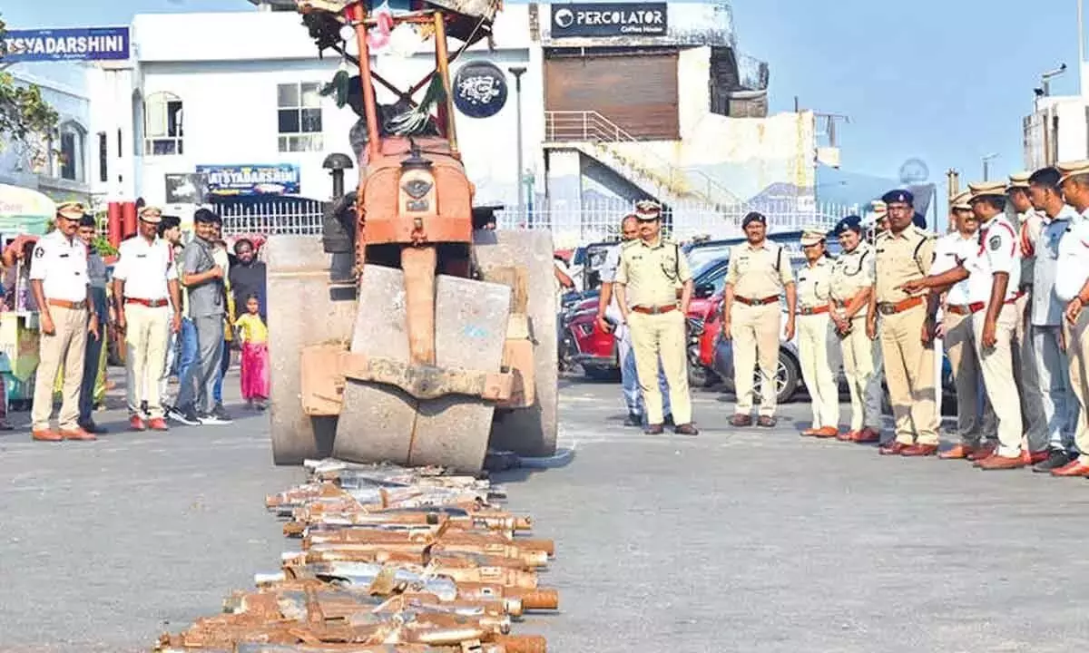 Andhra: विजाग पुलिस ने जब्त किए गए शोर करने वाले साइलेंसर नष्ट किए