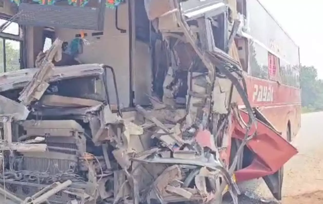 CG Bus Accident: सवारियों से भरी बस ट्रक से टकराई, कई यात्री घायल