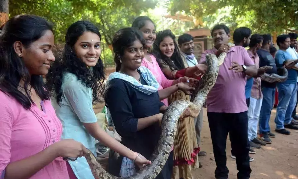 Vizag में सांपों को मत मारो अभियान सांप संरक्षण को बढ़ावा देता