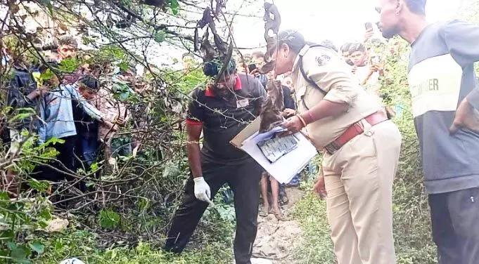 मंदिर के पास खून से सनी बच्ची की लाश मिली, फैली सनसनी