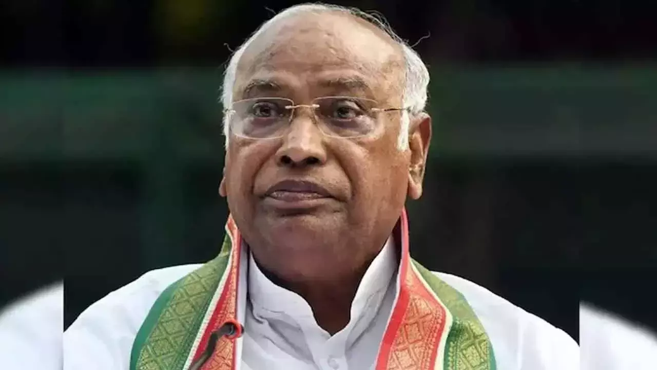 चुनावी ‘जुमला’ के लिए कांग्रेस की गारंटी योजनाओं की नकल कर रही भाजपा: Kharge