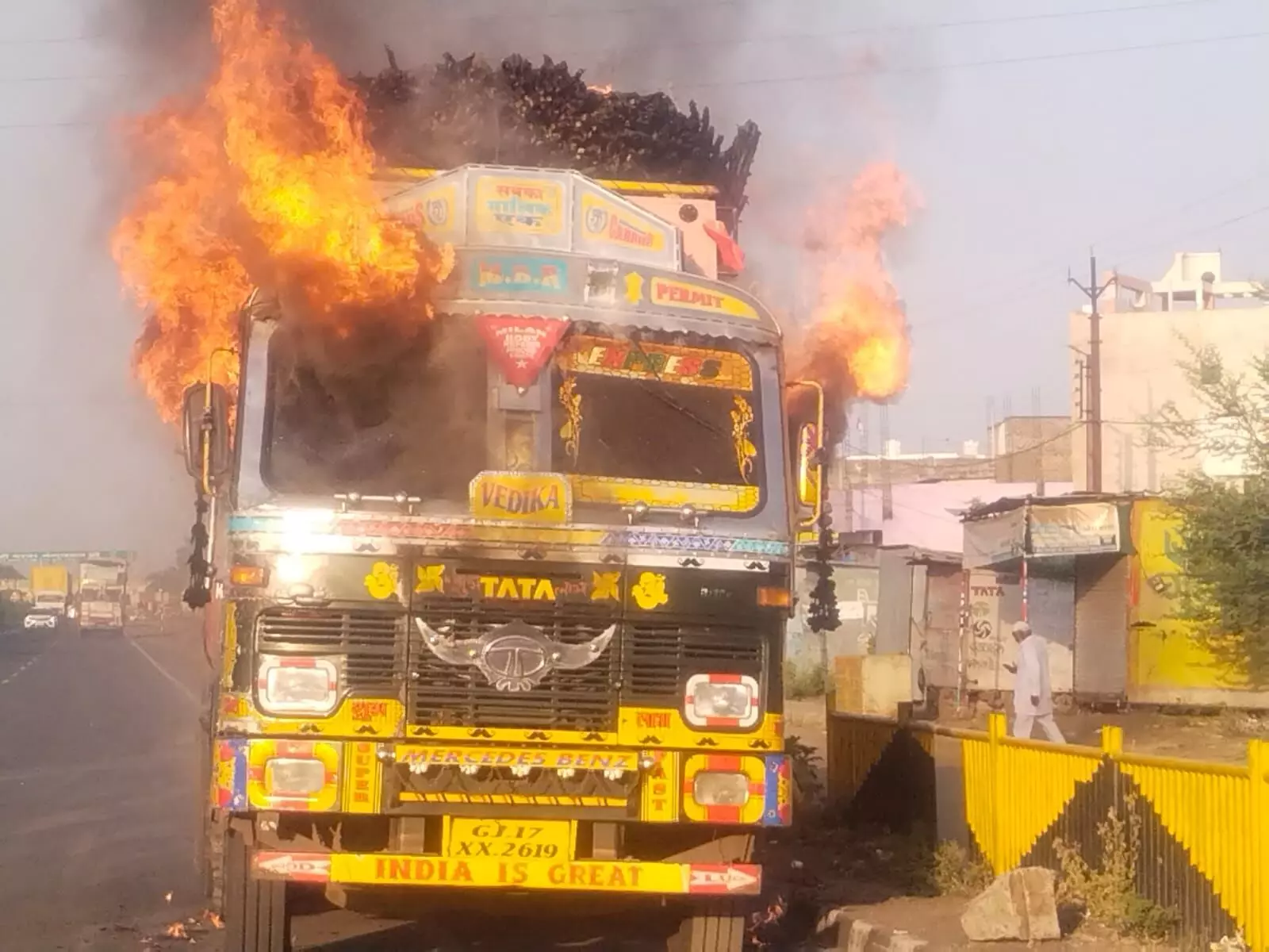 Haridwar: गन्ने के लदे ट्रक में लगी आग, मौके पर पहुंचा दमकल विभाग