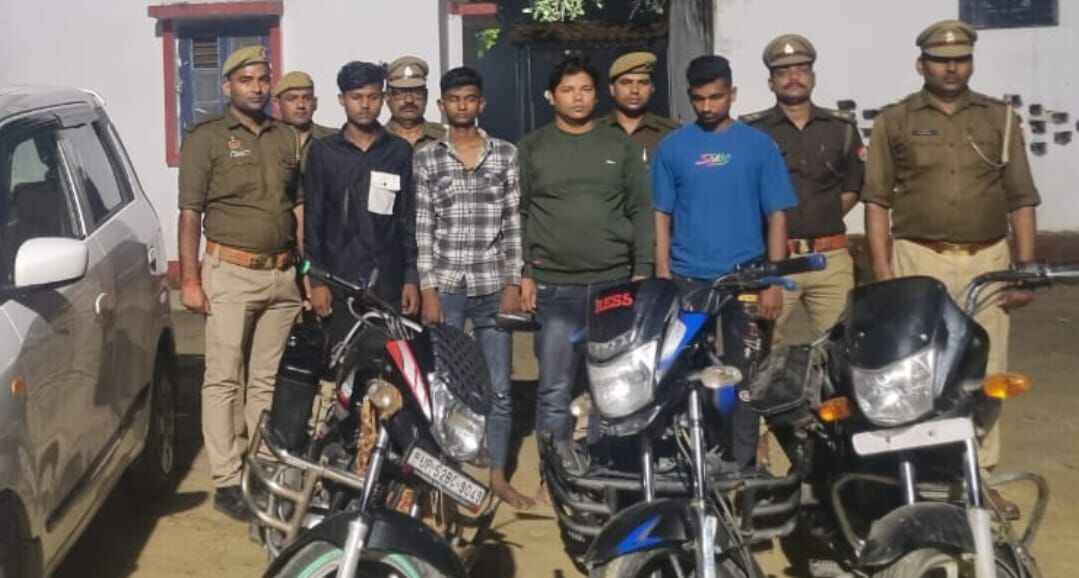 पशु तस्करों का पीछा करते देवरिया पहुंची Kushinagar पुलिस, चार गिरफ्तार