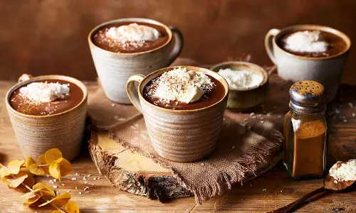 Lifestyle: सर्दियों में आपको गर्म रखने के लिए स्वादिष्ट हॉट चॉकलेट रेसिपी