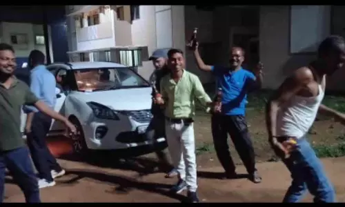 CG वीडियो, हाथ में बियर की बोतल लेकर नशे में धुत्त नाच रहे सरकारी कर्मचारी, नोटिस जारी होगा