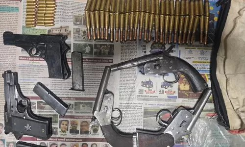 Kolkata STF ने हथियार रखने के आरोप में एक व्यक्ति को हिरासत में लिया