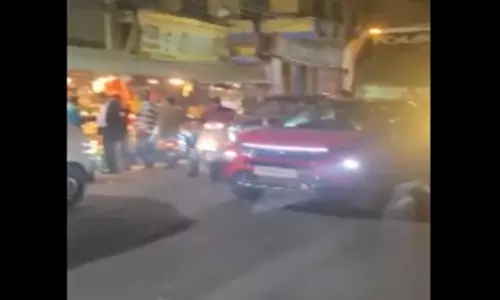 बीच सड़क पर कार, हाथ में बंदूक, और धमकी, ये VIDEO हैरान कर देगा