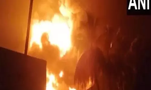 Gujarat: प्लास्टिक फैक्ट्री में लगी आग, कोई हताहत नहीं Gujarat: प्लास्टिक फैक्ट्री में लगी आग, कोई हताहत नहीं