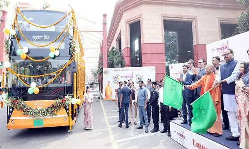 CM Yogi ने लखनऊ में यूपी की पहली डबल-डेकर इलेक्ट्रिक बस का शुभारंभ किया CM Yogi ने लखनऊ में यूपी की पहली डबल-डेकर इलेक्ट्रिक बस का शुभारंभ किया