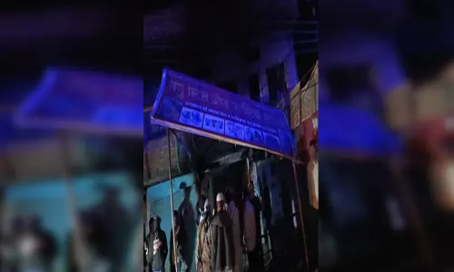 प्लास्टिक की दुकान में लगी आग, 3 लोगों की मौत प्लास्टिक की दुकान में लगी आग, 3 लोगों की मौत