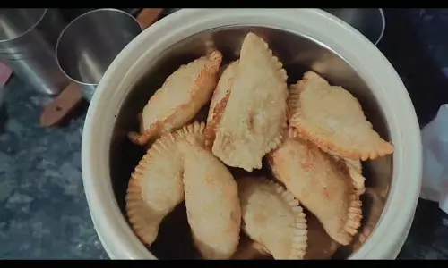 कारमेल सॉस में डूबी हुई चोको-कोको गुझिया रेसिपी