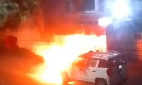 Budaun: रात चेकिंग के दौरान एसपी देहात की गाड़ी में अचानक लगी आग ,  VIDEO वायरल
