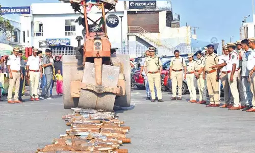 AP: विजाग पुलिस ने जब्त शोरगुल वाले साइलेंसर नष्ट किए AP: विजाग पुलिस ने जब्त शोरगुल वाले साइलेंसर नष्ट किए