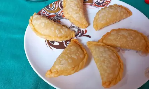 नारियल गुजिया रेसिपी