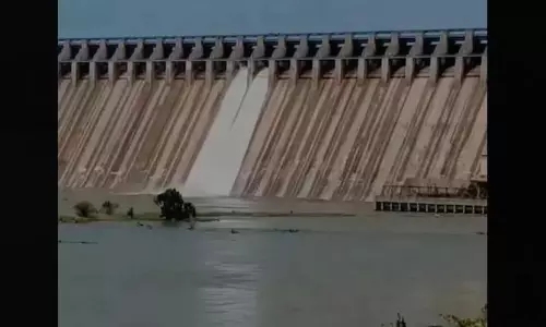 नागार्जुनसागर से पानी छोड़े जाने को लेकर AP-TG स्टाफ में तकरार नागार्जुनसागर से पानी छोड़े जाने को लेकर AP-TG स्टाफ में तकरार