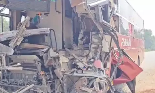 CG Bus Accident: सवारियों से भरी बस ट्रक से टकराई, कई यात्री घायल CG Bus Accident: सवारियों से भरी बस ट्रक से टकराई, कई यात्री घायल