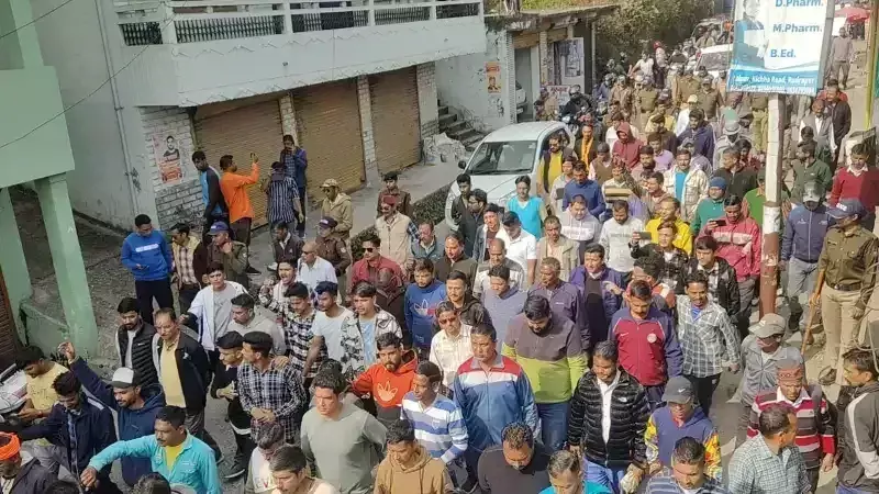 Pithoragarh के बेरीनाग में मस्जिद को लेकर हंगामा, निकाली विशाल रैली Pithoragarh के बेरीनाग में मस्जिद को लेकर हंगामा, निकाली विशाल रैली