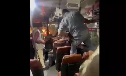 बस के अंदर बखेड़ा, चले लात-घूंसे, पैसेंजर और कंडक्टर का VIDEO बस के अंदर बखेड़ा, चले लात-घूंसे, पैसेंजर और कंडक्टर का VIDEO