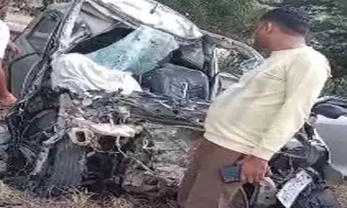 Greater Noida Expressway पर कार और ट्रक में भिड़ंत, पांच लोगों की मौत