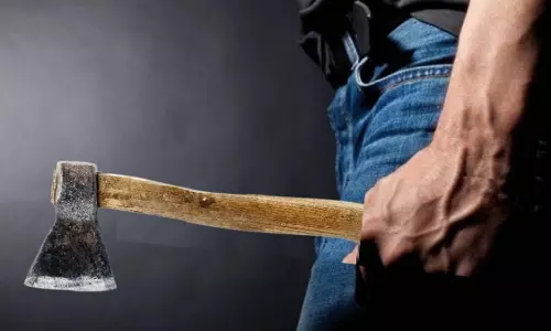 खाना खा रही महिला पर बेटे ने कुल्हाड़ी से किया वार, बेरहमी से मार डाला, वारदात के पीछे क्या थी वजह?
