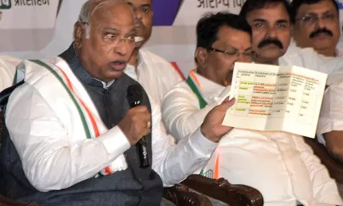 महाराष्ट्र चुनाव : एमवीए का घोषणापत्र जारी, महाराष्ट्रनामा में जनता को दी 5 गारंटी महाराष्ट्र चुनाव : एमवीए का घोषणापत्र जारी, महाराष्ट्रनामा में जनता को दी 5 गारंटी