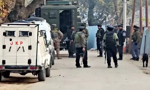 J-K: मुठभेड़ के दौरान सेना का एक जवान घायल, 3-4 आतंकवादी फंसे J-K: मुठभेड़ के दौरान सेना का एक जवान घायल, 3-4 आतंकवादी फंसे