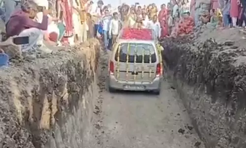 अंतिम संस्कार: आखिर क्यों दफनाई गई WagonR कार? VIDEO इंटरनेट पर तेजी से वायरल अंतिम संस्कार: आखिर क्यों दफनाई गई WagonR कार? VIDEO इंटरनेट पर तेजी से वायरल