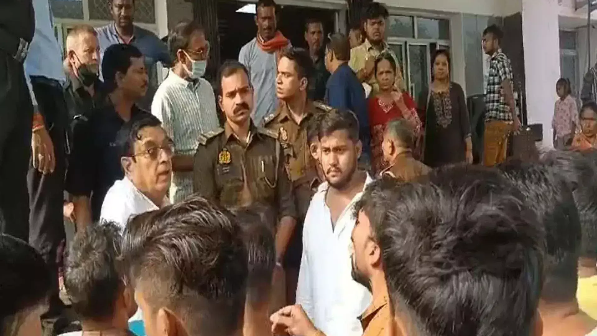 Kanpur: कांशीराम अस्पताल में ऑपरेशन के दौरान महिला की मौत , परिजनों ने किया हंगामा Kanpur: कांशीराम अस्पताल में ऑपरेशन के दौरान महिला की मौत , परिजनों ने किया हंगामा