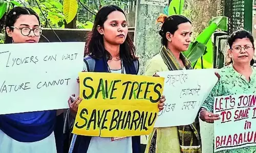 Assam : रेलवे ओवरब्रिज निर्माण के लिए पेड़ों की कटाई का विरोध करने के लिए Assam : रेलवे ओवरब्रिज निर्माण के लिए पेड़ों की कटाई का विरोध करने के लिए