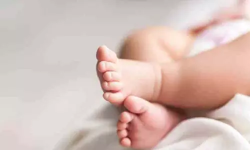 Bengal: रेलवे स्टेशन के बाहर से नवजात को बचाया गया, संदिग्ध तस्कर गिरफ्तार Bengal: रेलवे स्टेशन के बाहर से नवजात को बचाया गया, संदिग्ध तस्कर गिरफ्तार