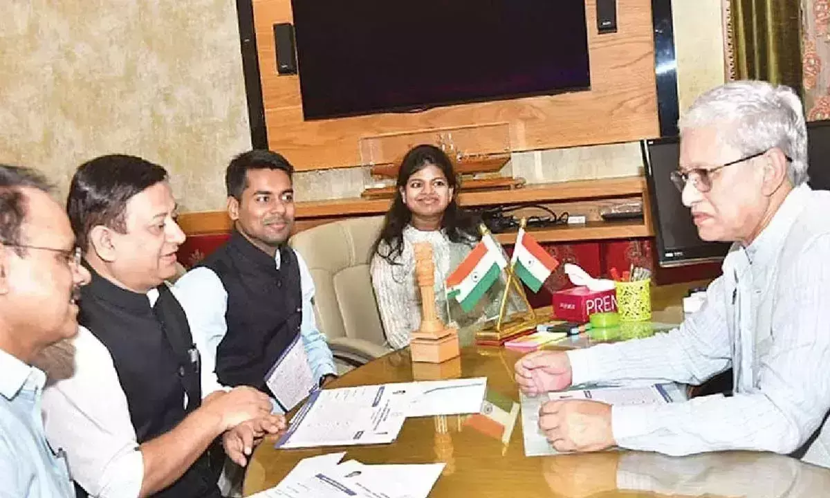 Telangana: अधिकारियों ने राज्यपाल से जानकारी एकत्र की Telangana: अधिकारियों ने राज्यपाल से जानकारी एकत्र की