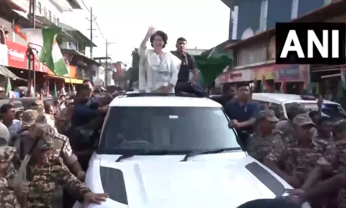 वायनाड में प्रियंका गांधी का रोड शो, देखें VIDEO...