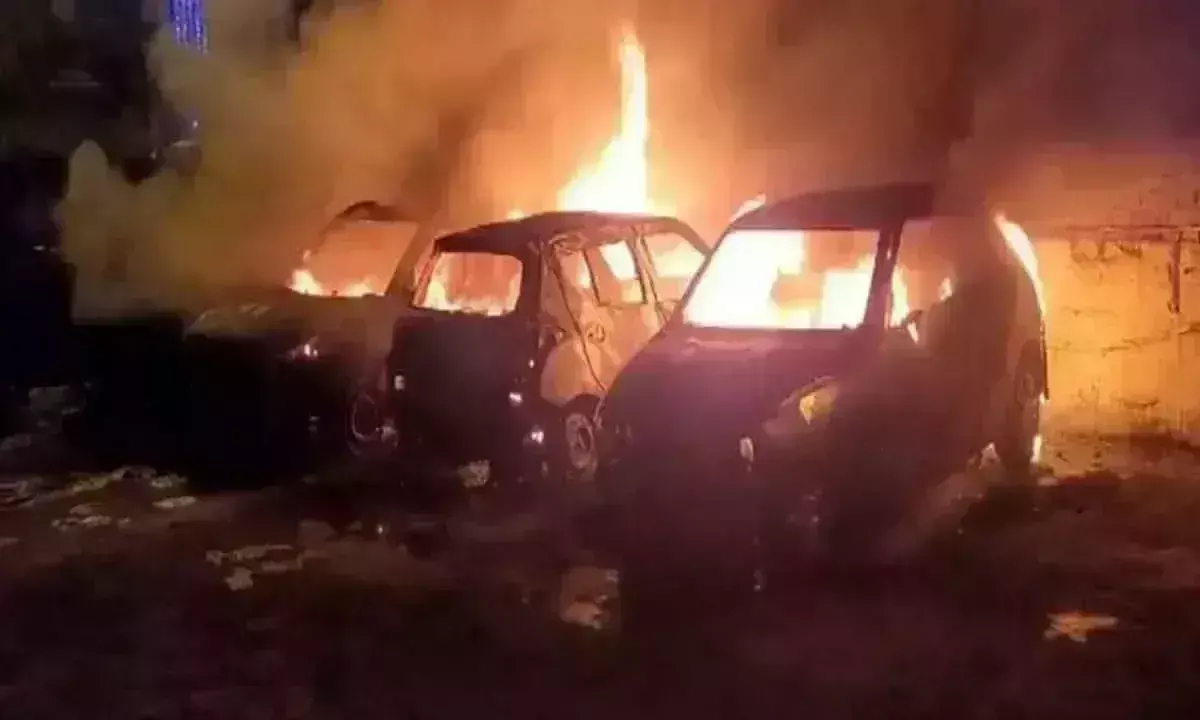 Zaheerabad हाईवे पर आग लगी, 8 कारें जलकर खाक Zaheerabad हाईवे पर आग लगी, 8 कारें जलकर खाक