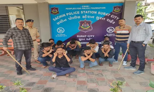 सार्वजनिक स्थान पर पटाखे फोड़ने और जन्मदिन मनाने वाले युवकों पर Police ने की कार्रवाई