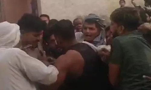 Roorkee: दो पक्षों में विवाद चले धारदार हथियार ,दर्जनों लोग घायल Roorkee: दो पक्षों में विवाद चले धारदार हथियार ,दर्जनों लोग घायल