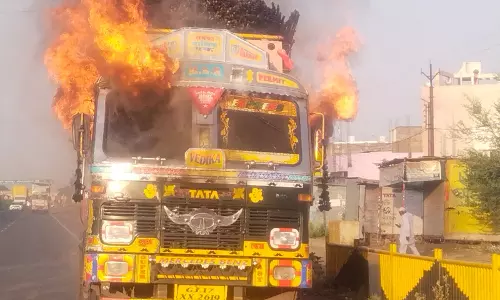 Haridwar: गन्ने के लदे ट्रक में लगी आग, मौके पर पहुंचा दमकल विभाग Haridwar: गन्ने के लदे ट्रक में लगी आग, मौके पर पहुंचा दमकल विभाग