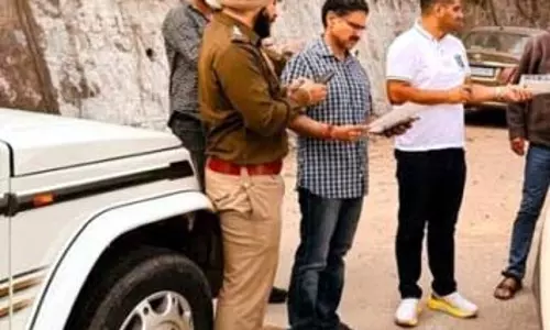 Jammu: परिवहन विभाग ने उल्लंघनकर्ताओं पर शिकंजा कसते हुए 19.26 लाख रुपये का जुर्माना वसूला Jammu: परिवहन विभाग ने उल्लंघनकर्ताओं पर शिकंजा कसते हुए 19.26 लाख रुपये का जुर्माना वसूला